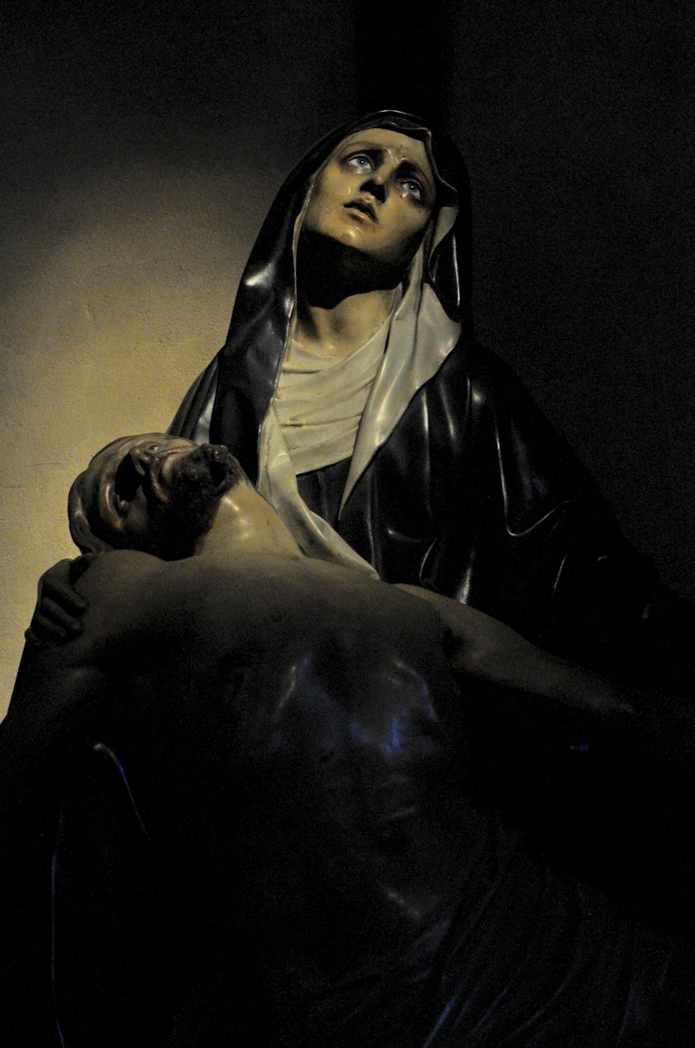 uma estátua de uma freira segurando um menino jesus