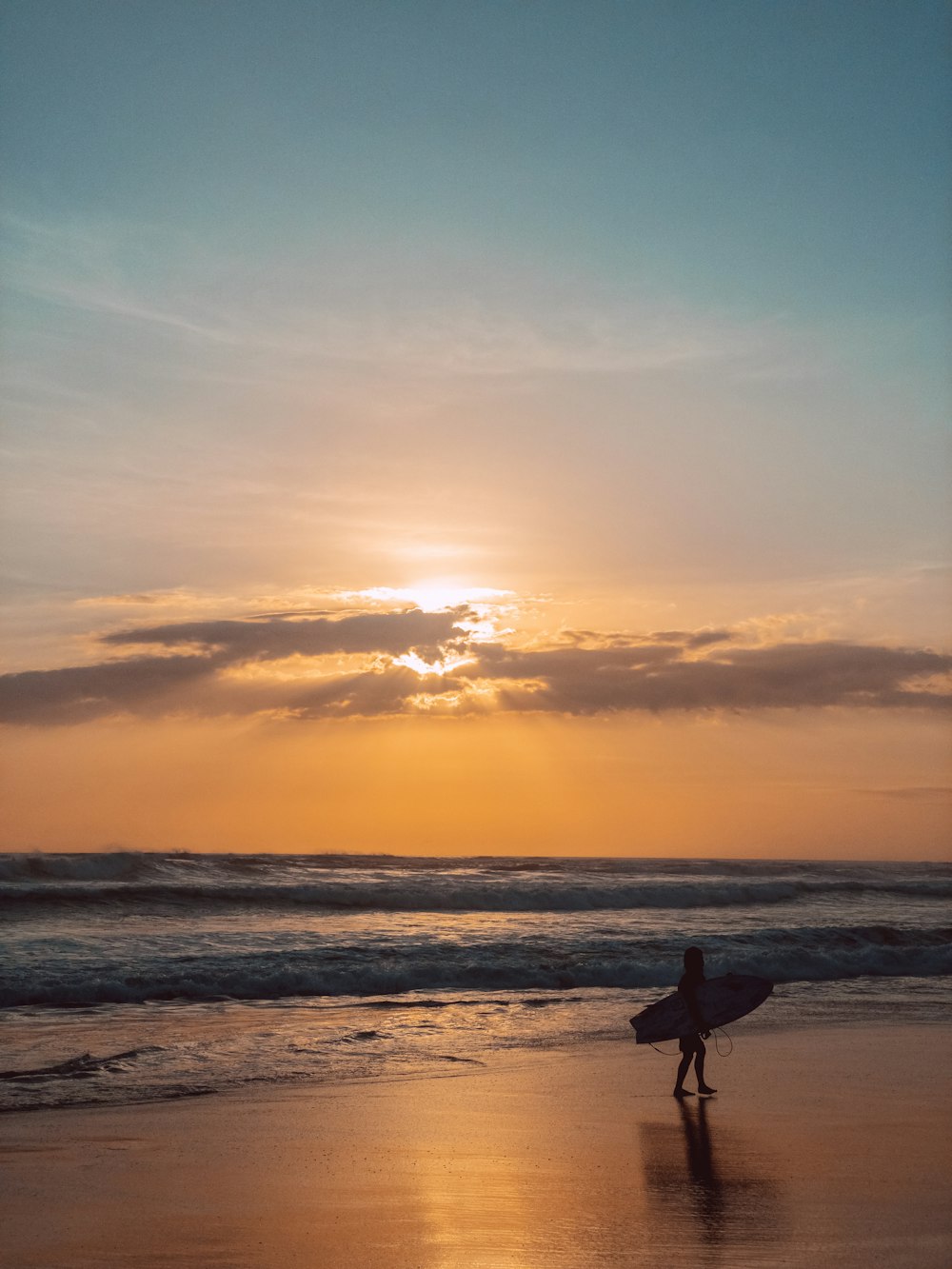 Bức ảnh người đi bộ trên bãi biển với ván lướt sóng ở Bali miễn phí sẽ mang lại cho bạn sự thư giãn, hạnh phúc và thực sự cảm thấy mình đang ở Bali. Hình ảnh này đầy màu sắc và năng động, chắc chắn sẽ làm cho bạn muốn hòa mình vào với không khí mùa hè tươi vui.