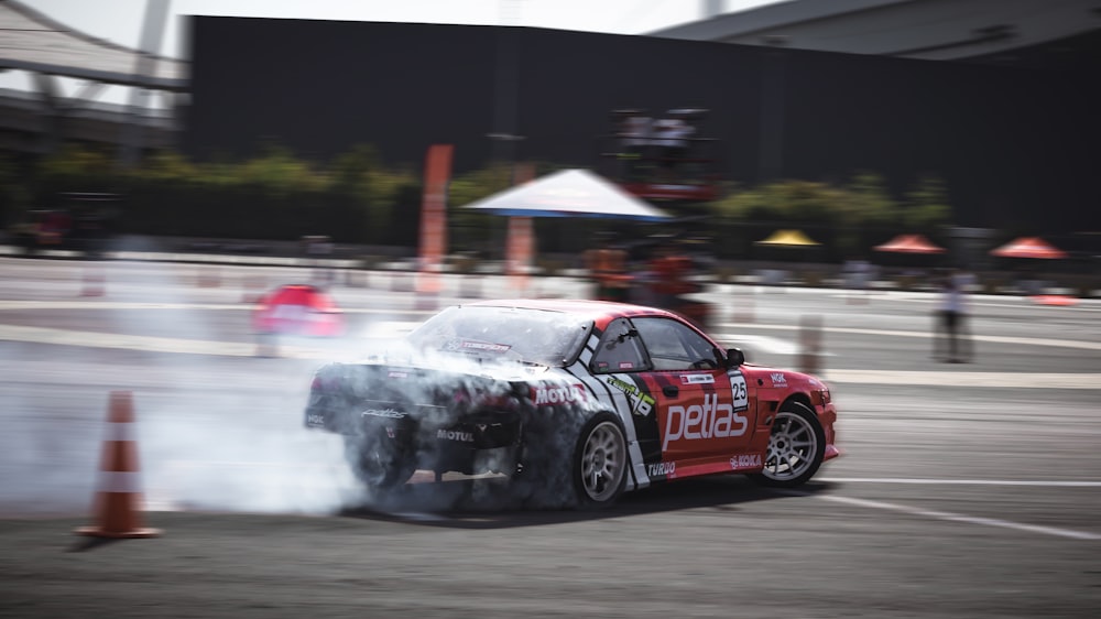 Un coche con mucho humo saliendo de él