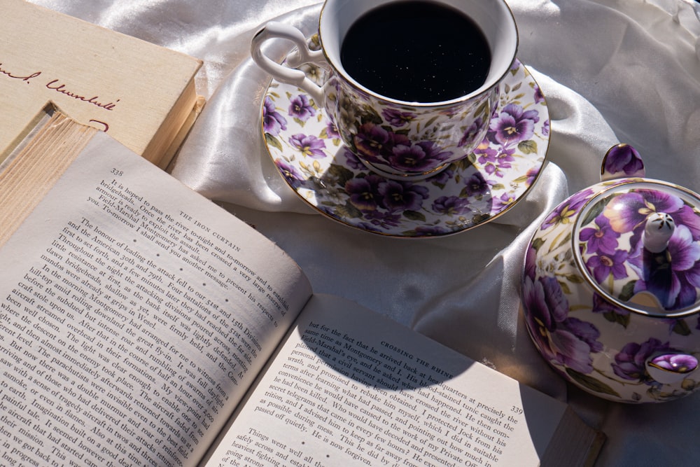 Eine Tasse Kaffee und ein Buch auf einem Tisch