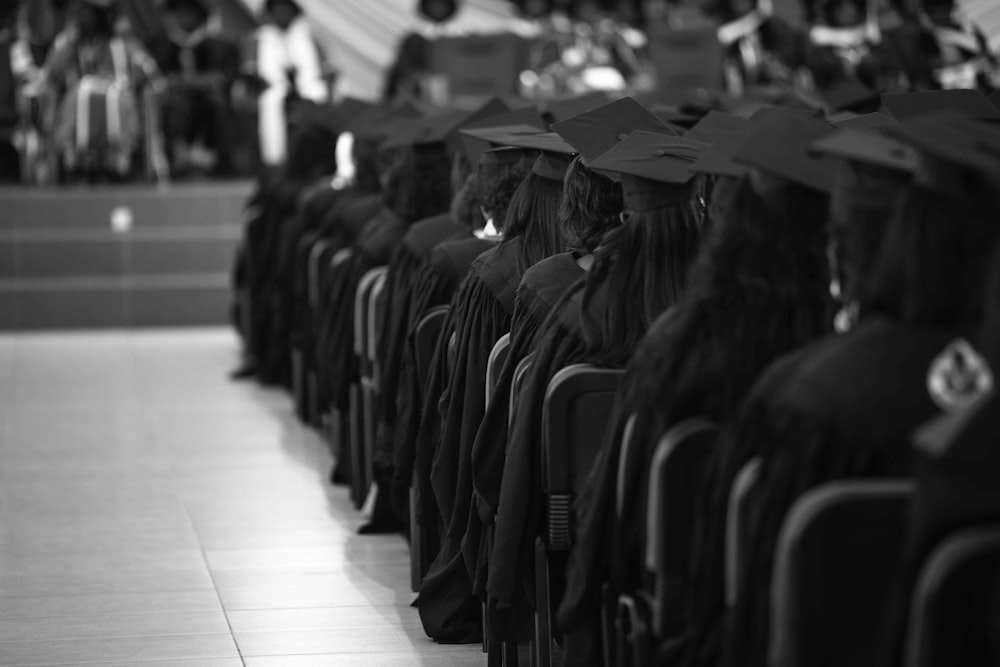 Un gran grupo de personas en vestidos de graduación