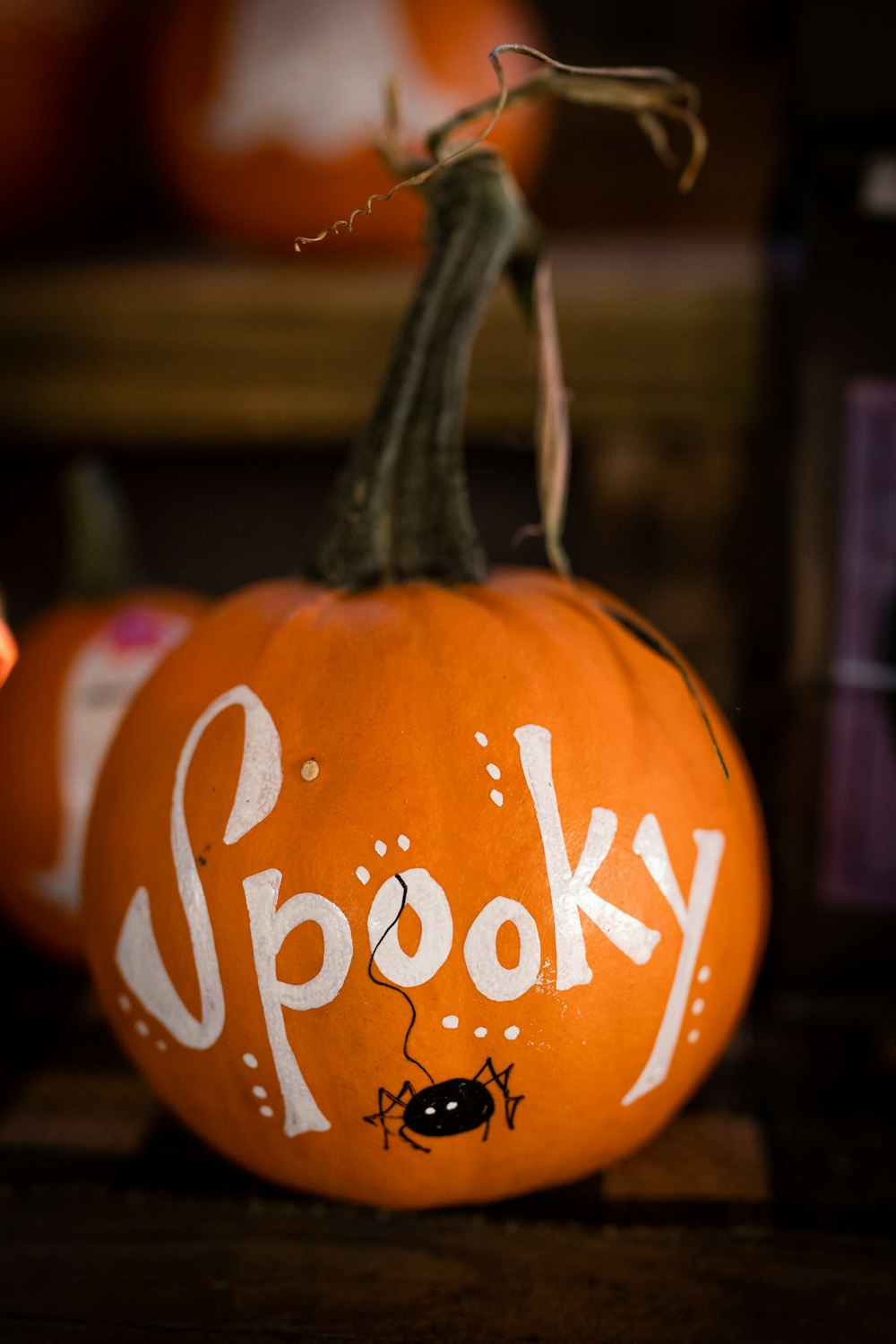 ein Kürbis mit dem Wort spooky darauf gemalt