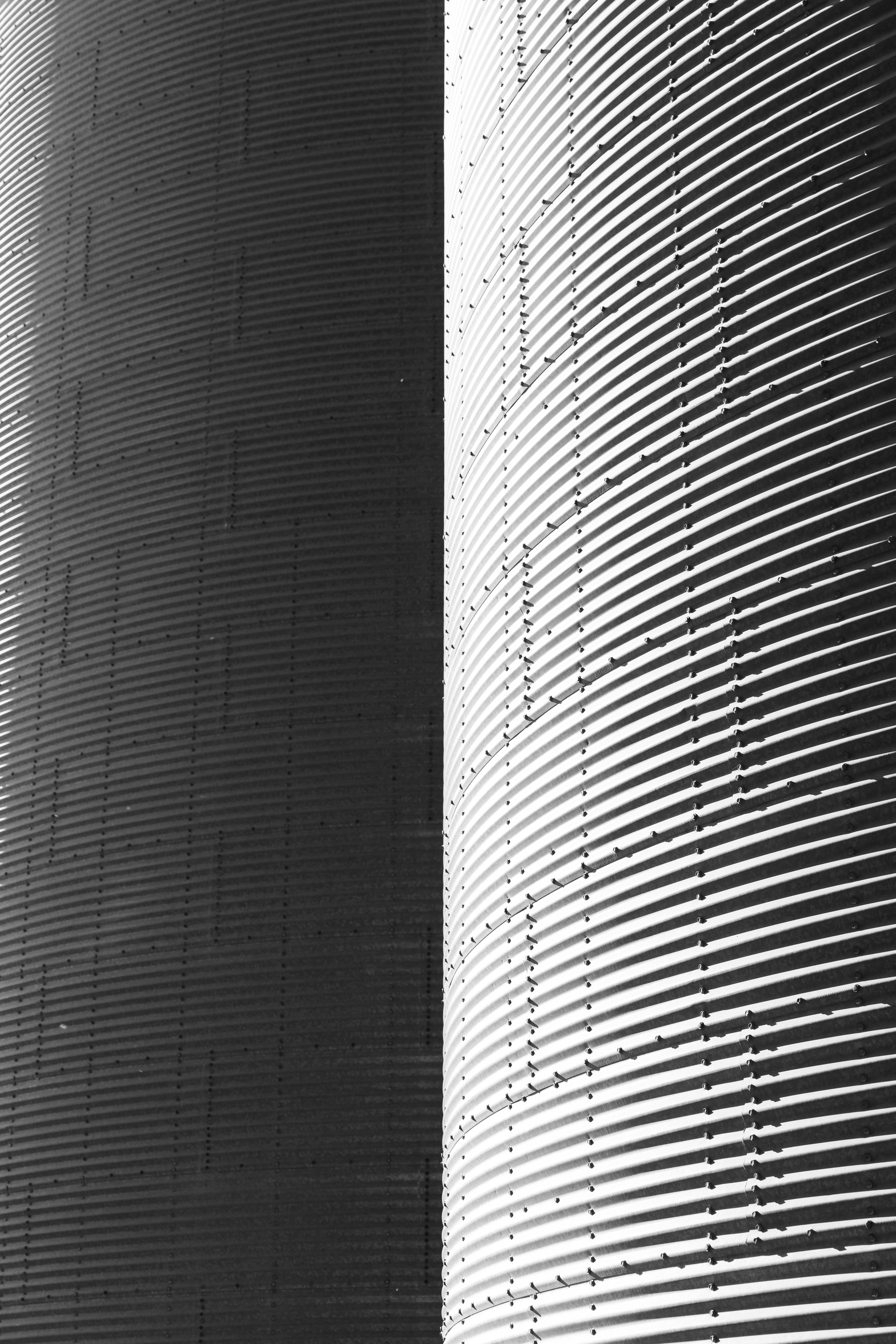 Une photo en noir et blanc d’un grand immeuble
