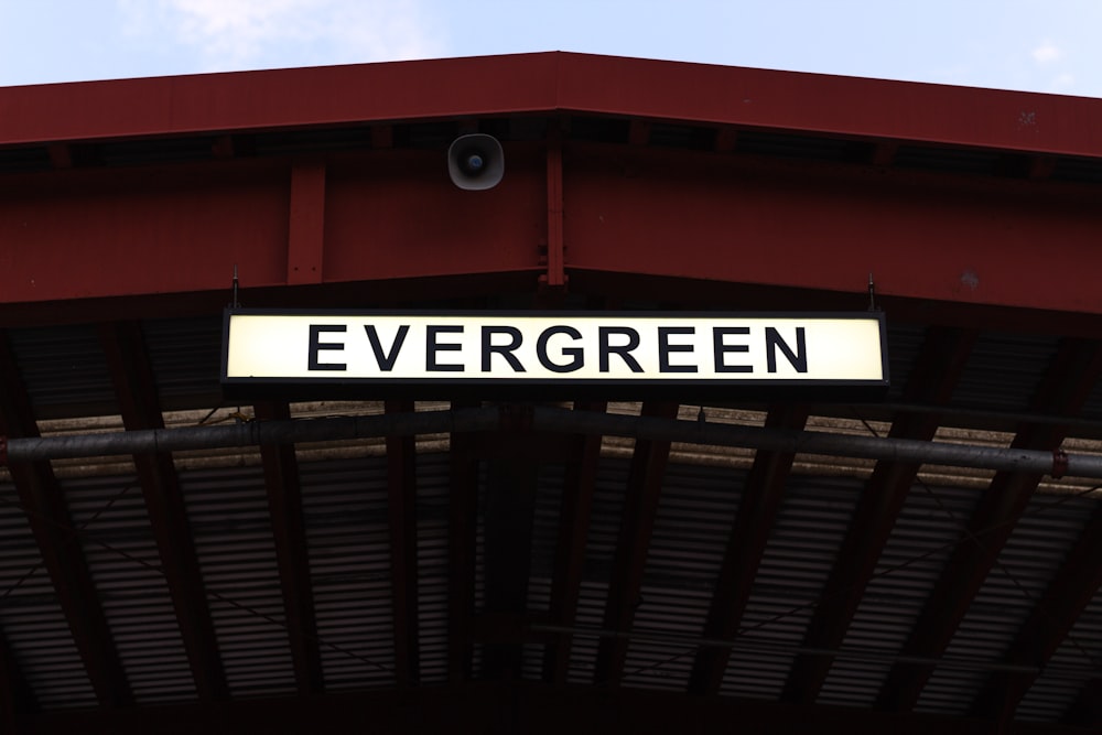 un letrero de la calle que dice Evergreen en él