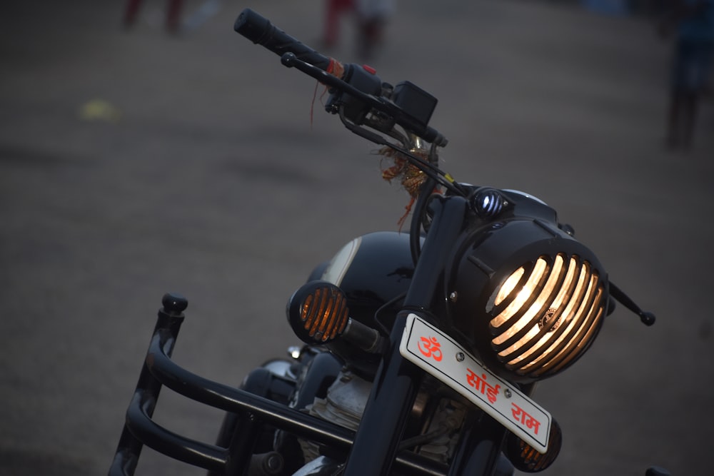 Un primer plano de una motocicleta con una luz encendida