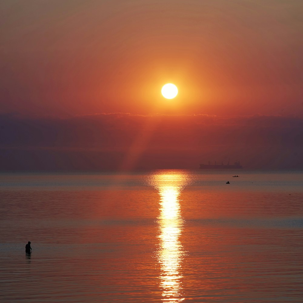 太陽が水域に沈んでいる