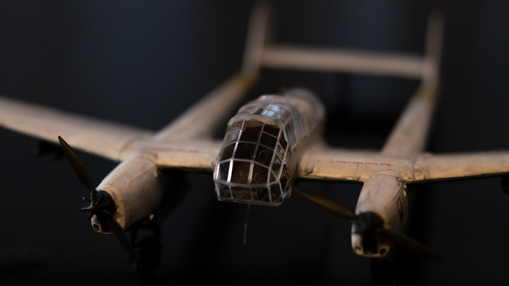 Un modelo de un avión de combate sobre una superficie negra