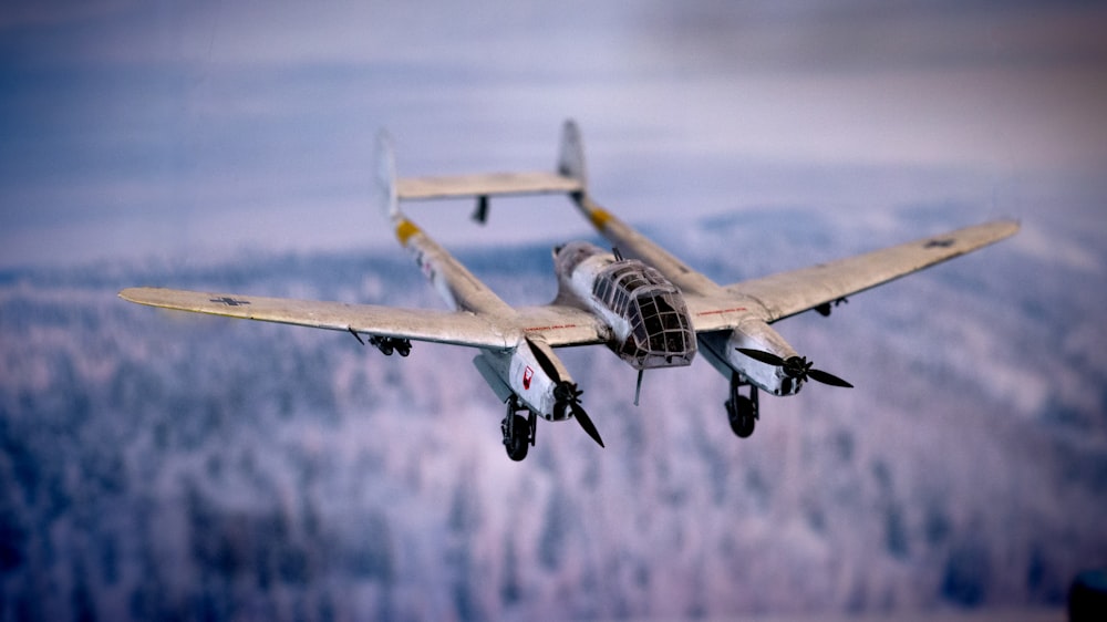 Un avión de combate volando por el aire sobre un bosque