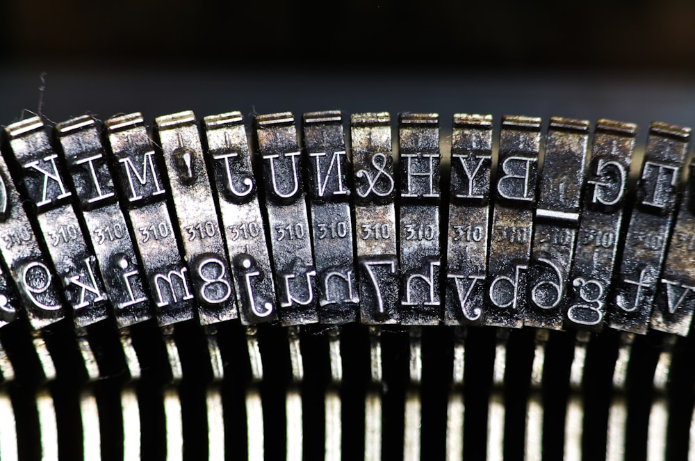 Un primo piano di una vecchia macchina da scrivere