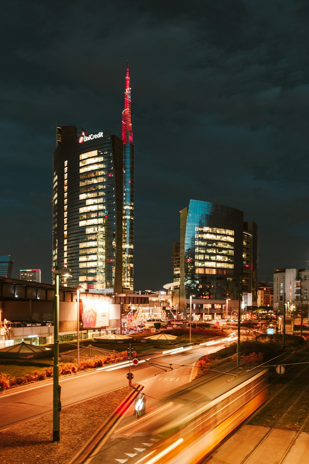 Una ciudad de noche con mucho tráfico