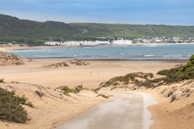 Vista de los Caños de Meca desde la playa de Zahora, Cádiz