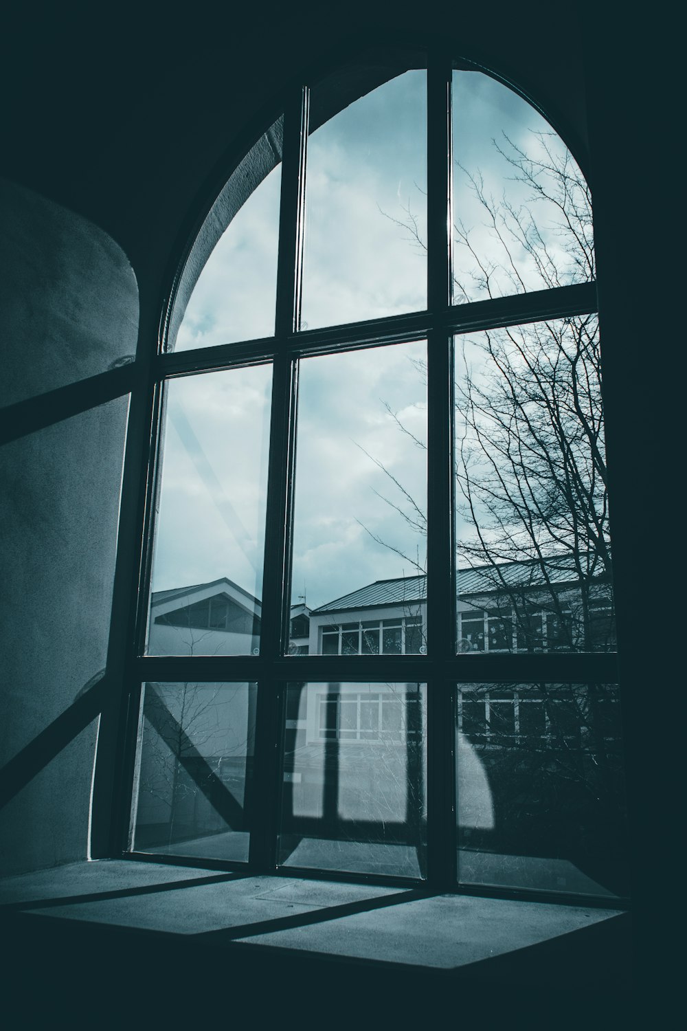 una finestra aperta con vista su un edificio