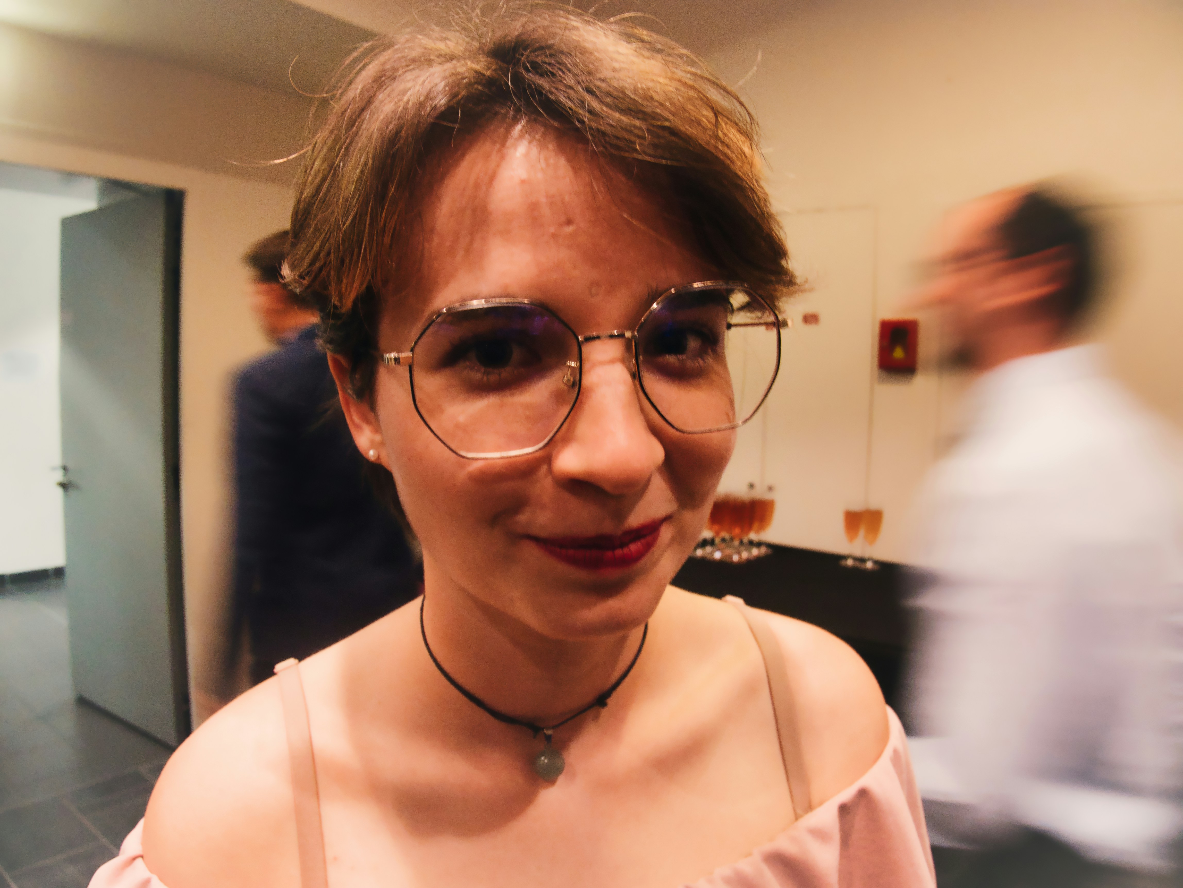 オフィスに佇む眼鏡をかけた女性