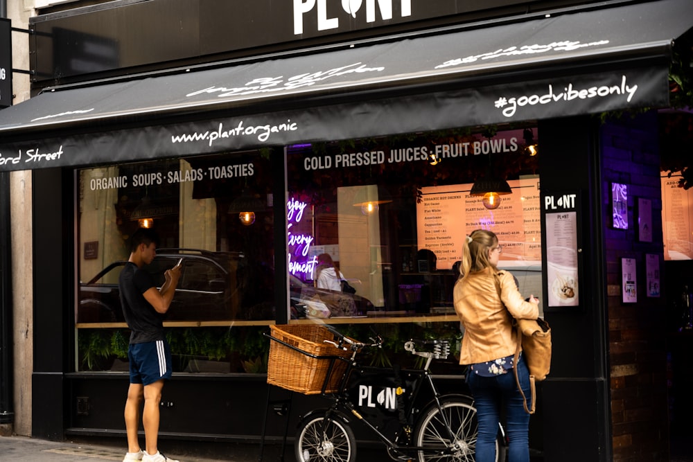 un couple de personnes debout à l’extérieur d’un restaurant