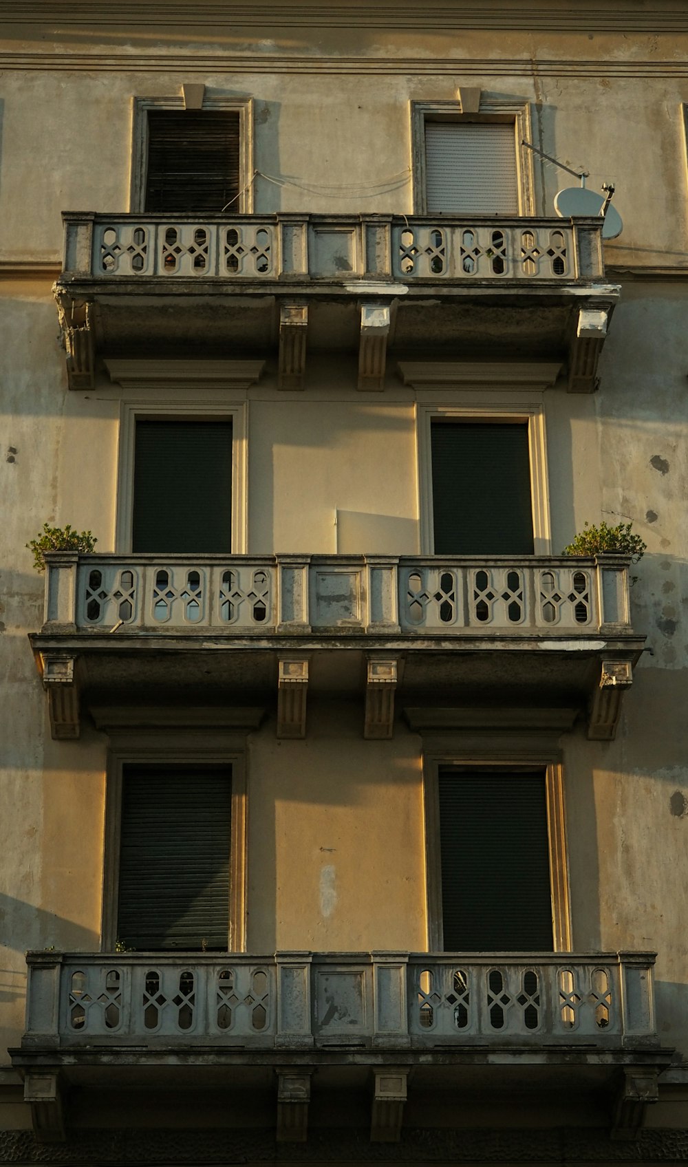 ein Gebäude mit Balkon und einer Uhr darauf