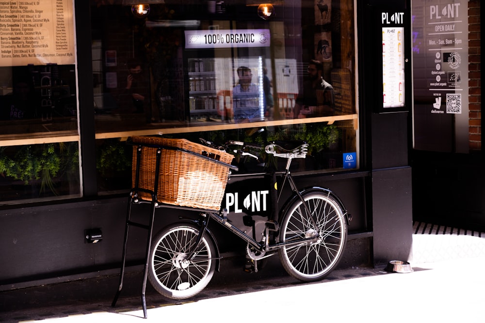 una bicicleta estacionada frente a un restaurante