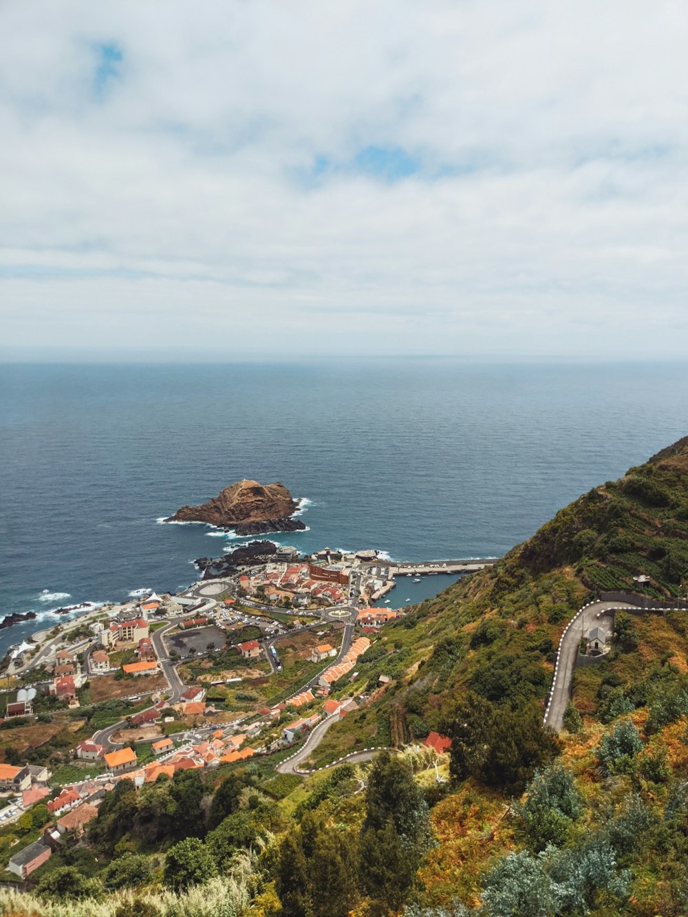 uma vista panorâmica de uma cidade e do oceano