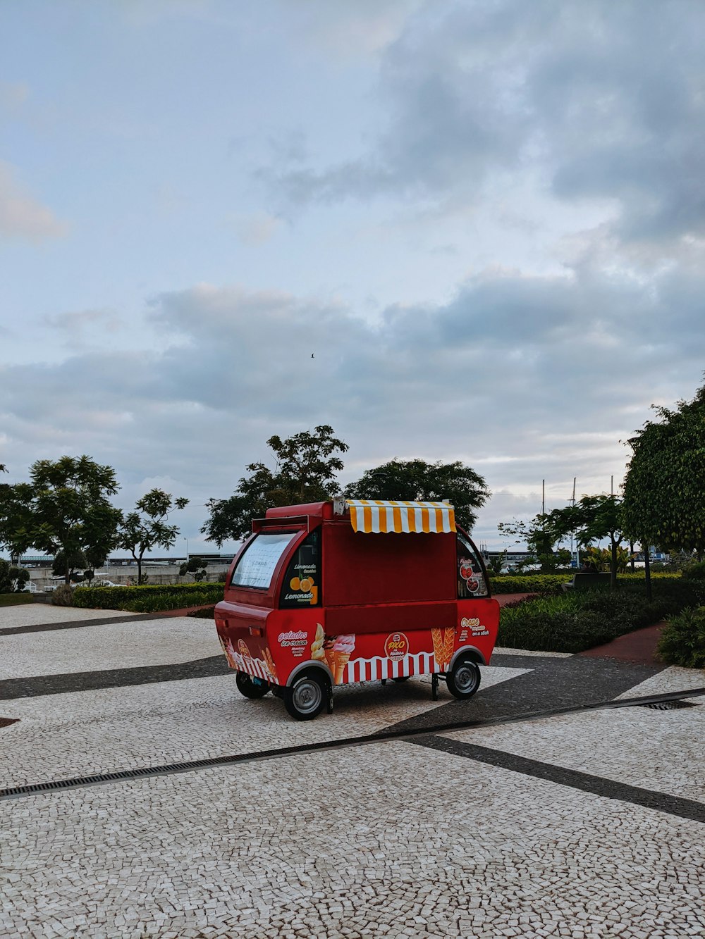 Ein kleiner Imbisswagen parkt auf einem Parkplatz