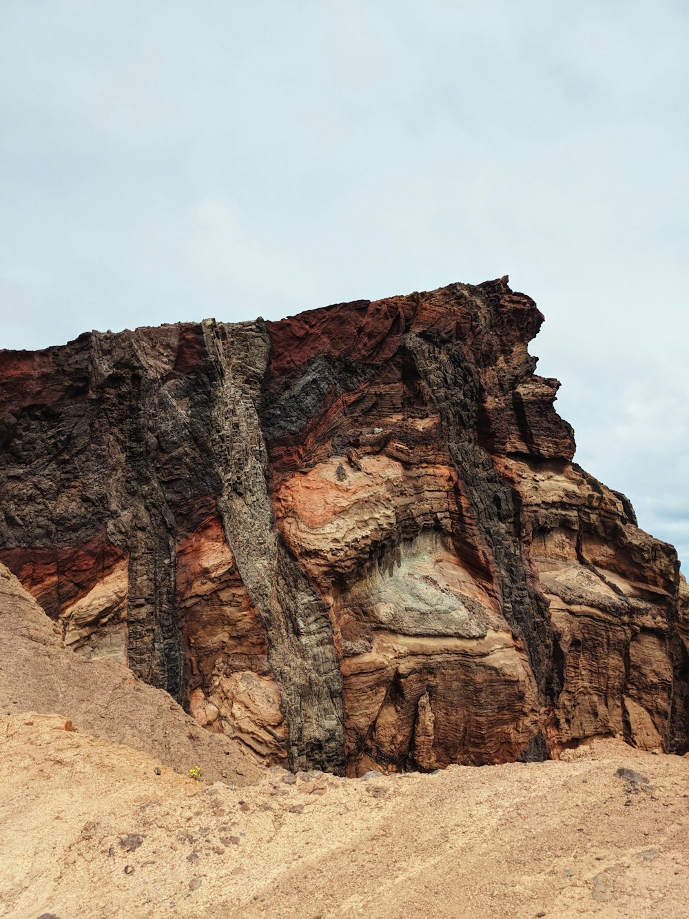 una grande formazione rocciosa con alberi che crescono da esso