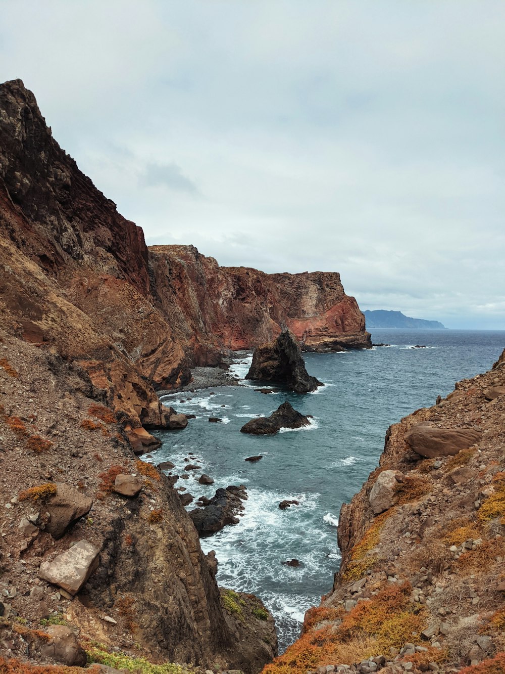 Una vista dell'oceano da una scogliera rocciosa