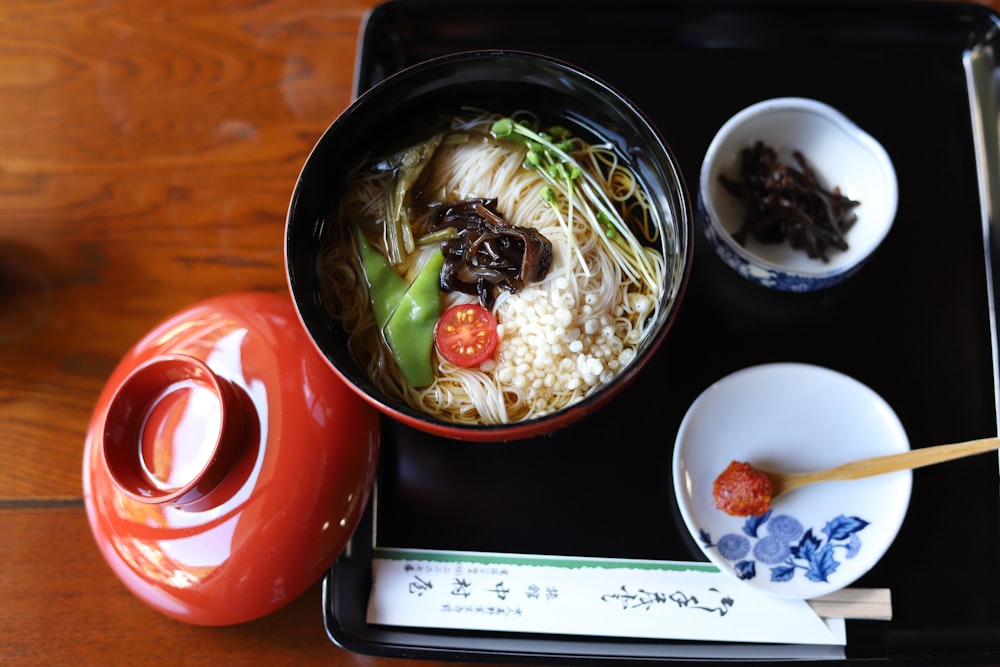ein Tablett mit einer Schüssel Suppe und einem Teller Reis