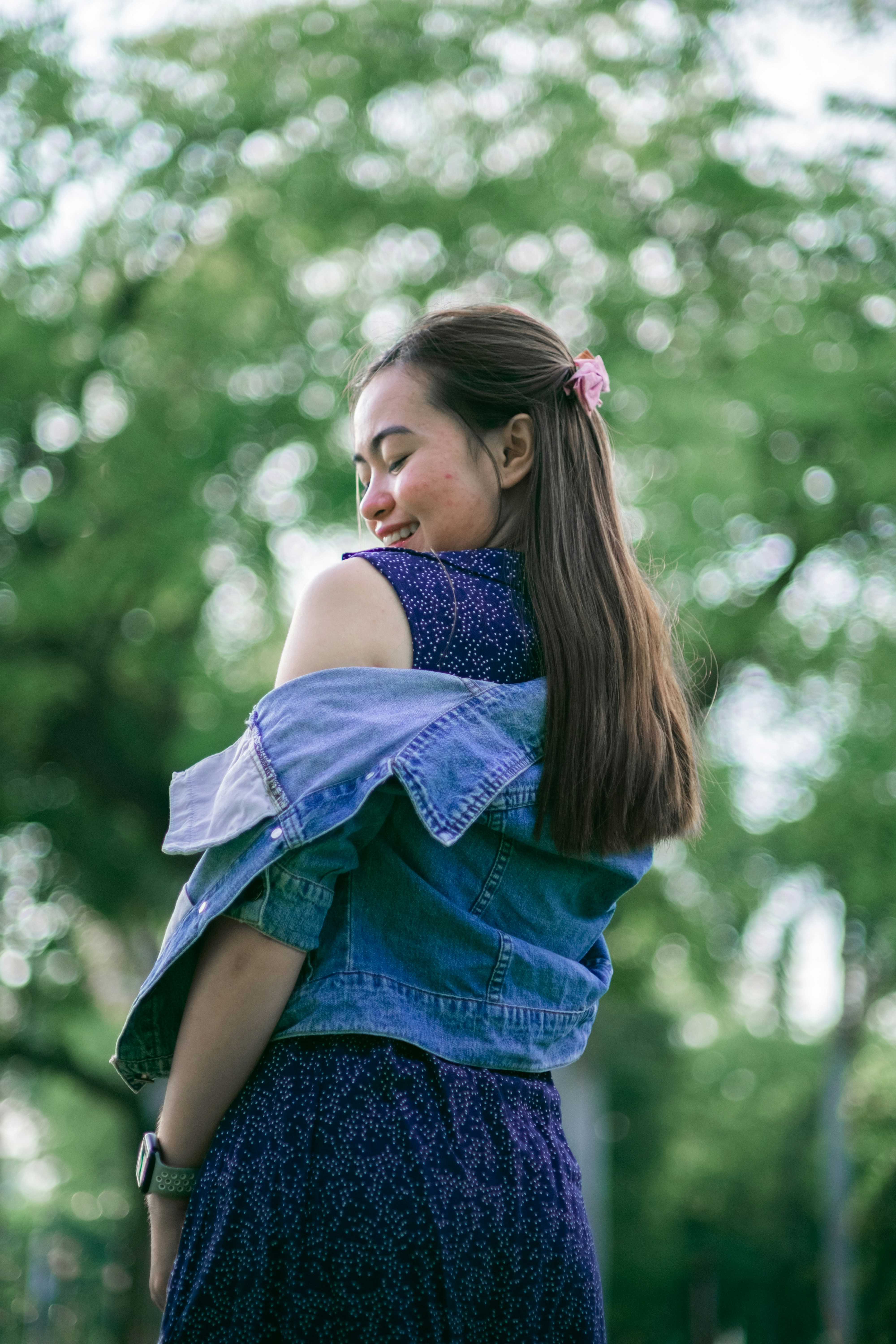 Una mujer con un vestido azul sostiene un teléfono celular