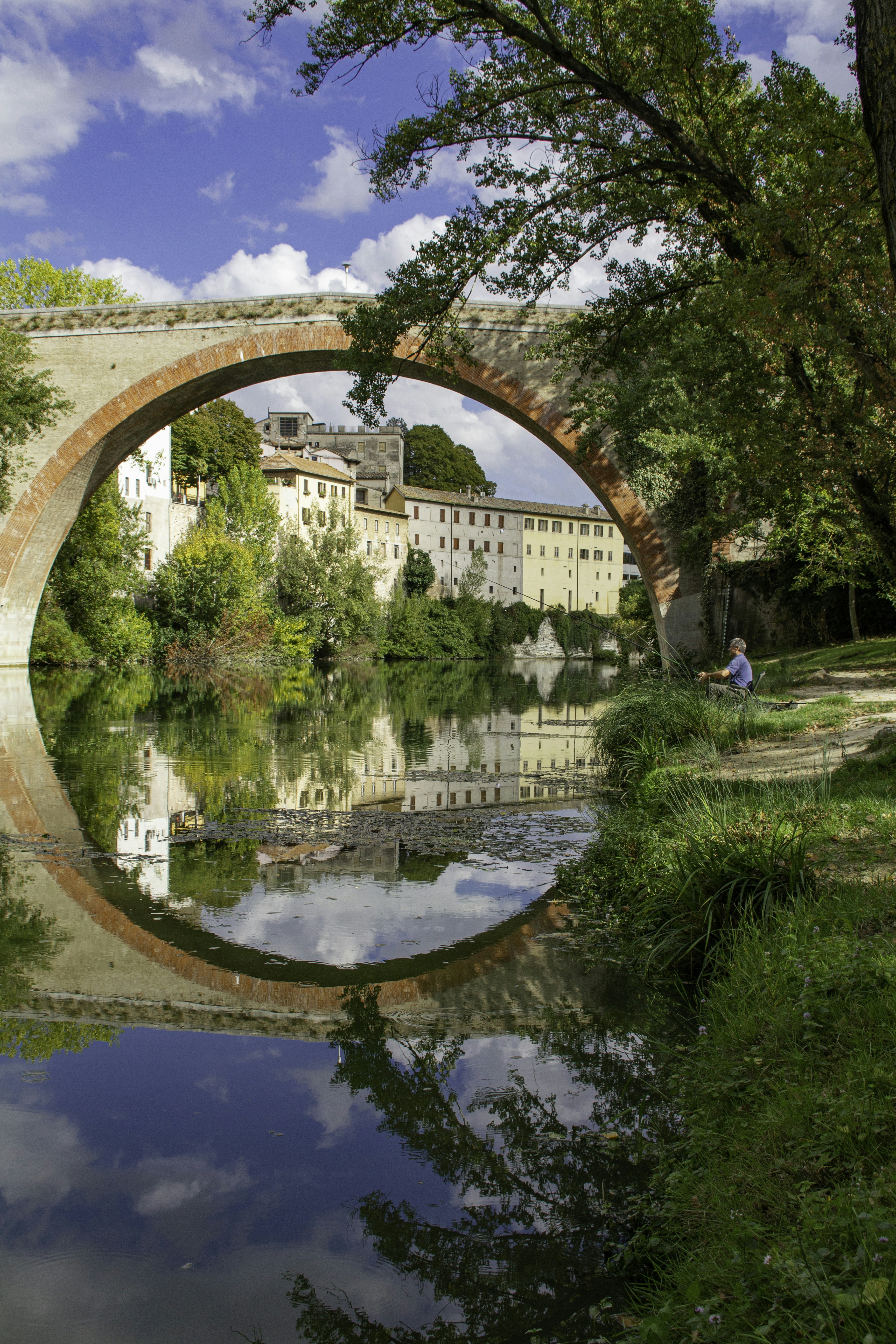 Un ponte su uno specchio d'acqua con edifici sullo sfondo