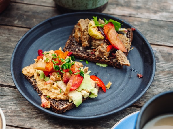 Scrambled tofu op roggebrood