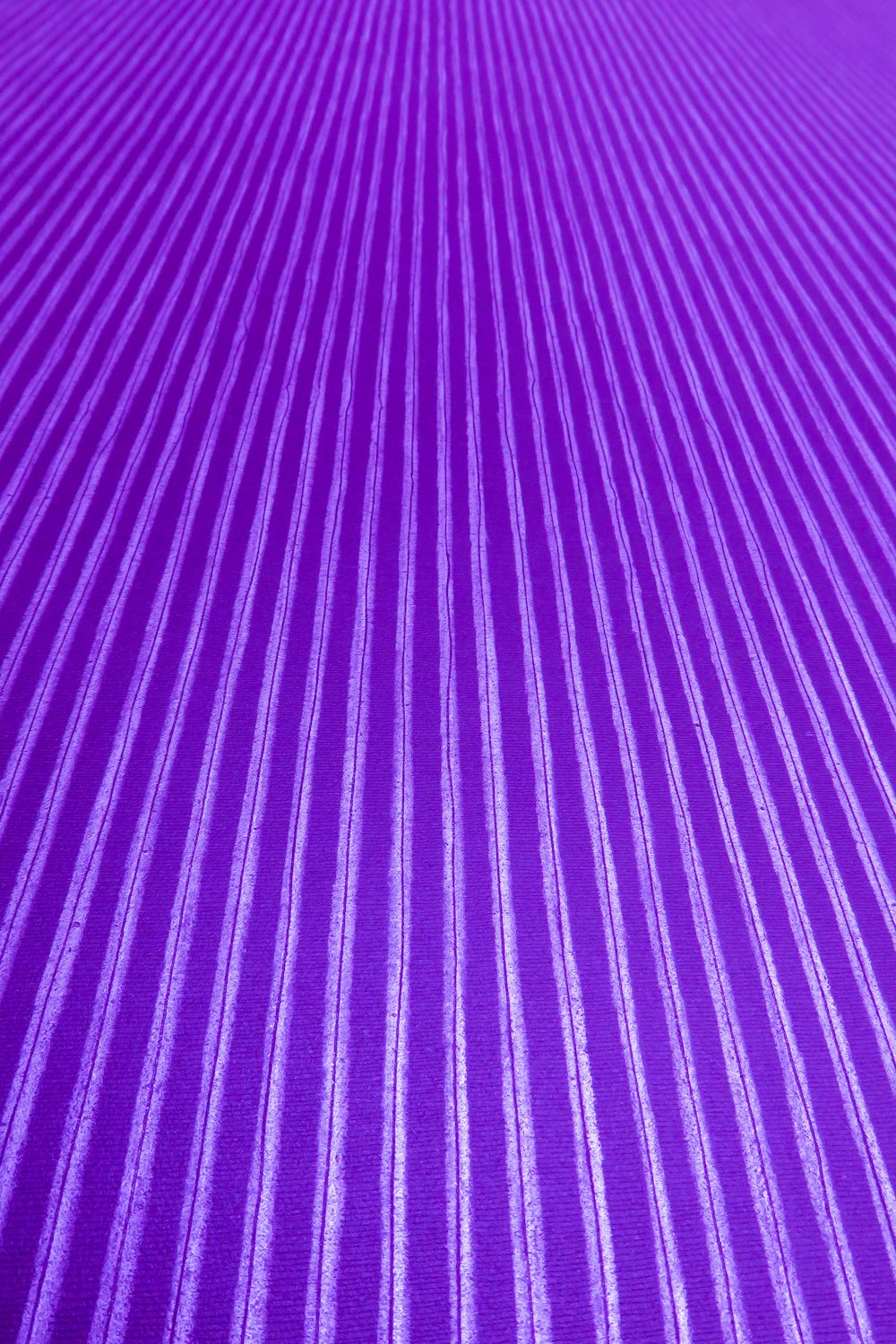 un gros plan d’un fond violet avec des lignes