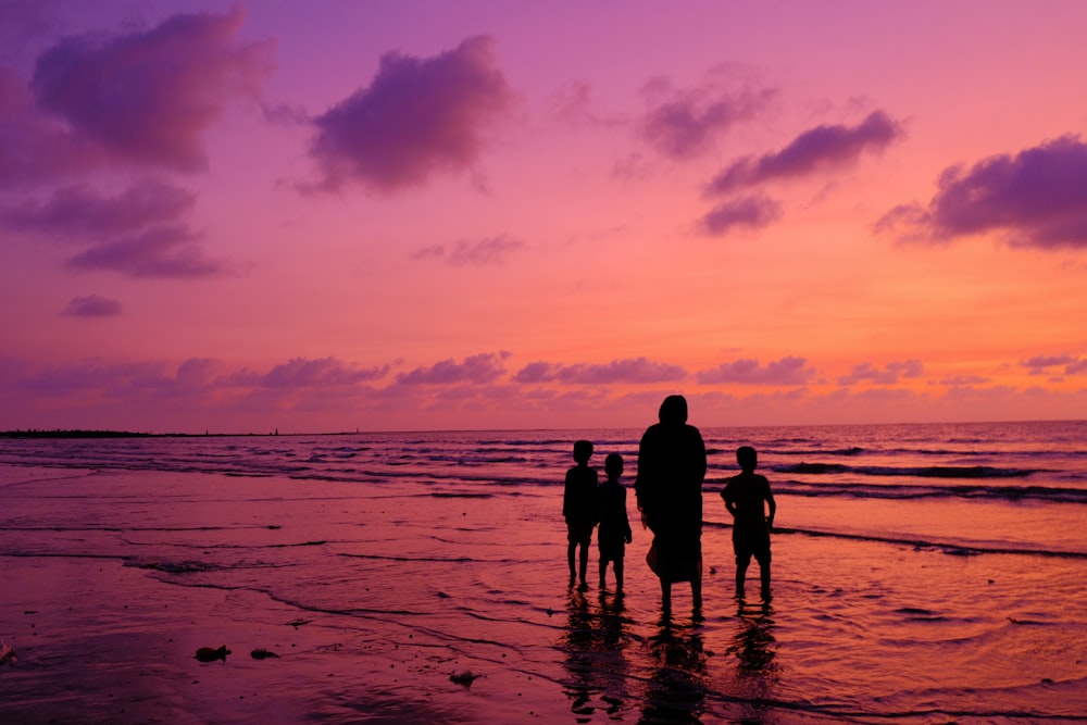 Eine Gruppe von Menschen, die oben auf einem Strand stehen