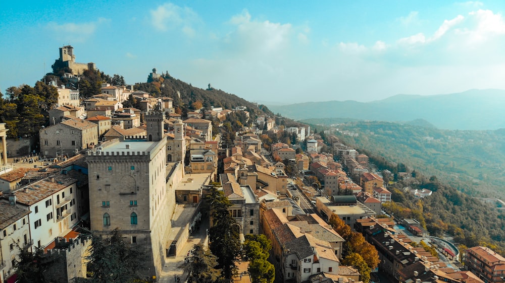 Un pequeño pueblo en la cima de una montaña