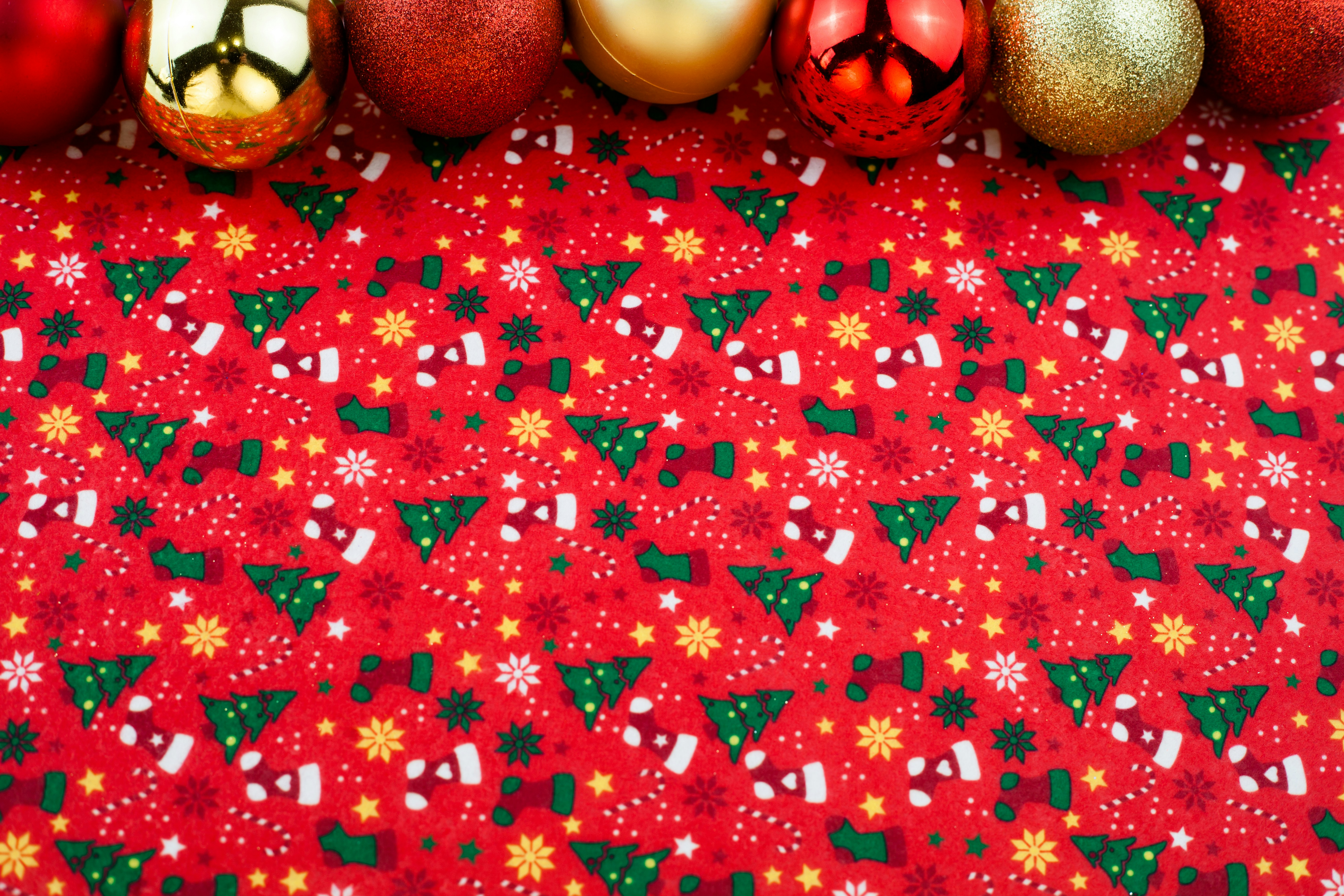 Un grupo de adornos navideños sobre fondo rojo