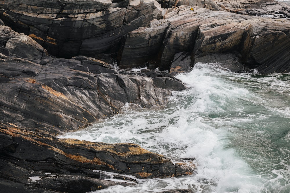 Ein felsiges Ufer mit Wellen, die gegen die Felsen prallen