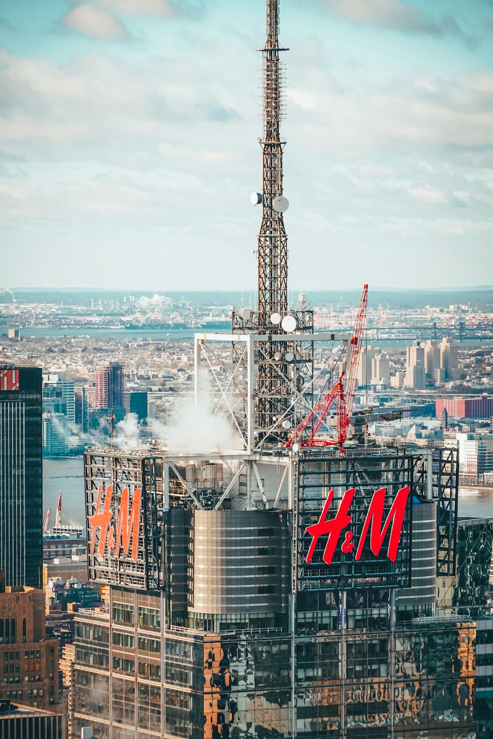 una torre alta con un letrero en la parte superior