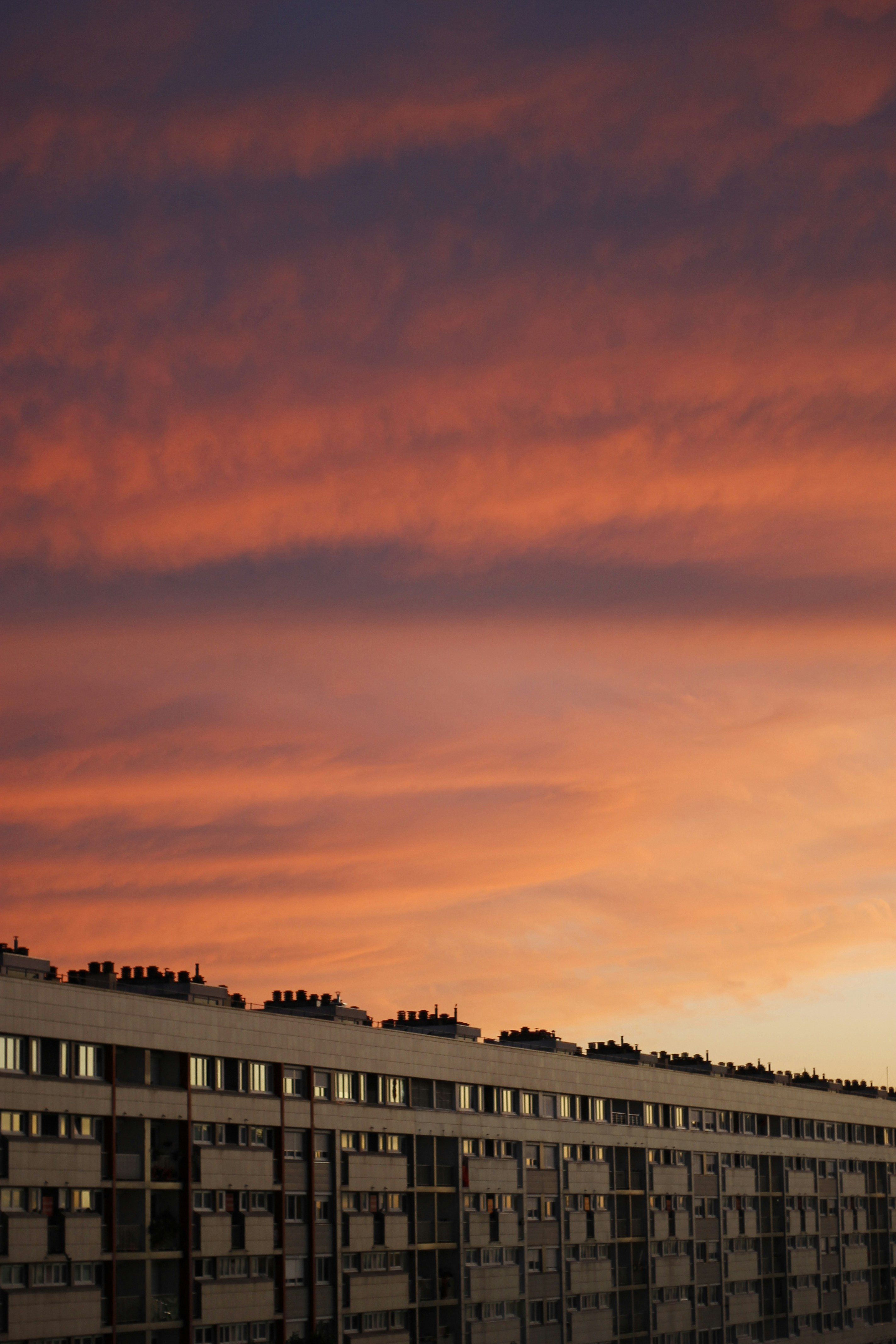 Un edificio muy alto sentado bajo un cielo nublado