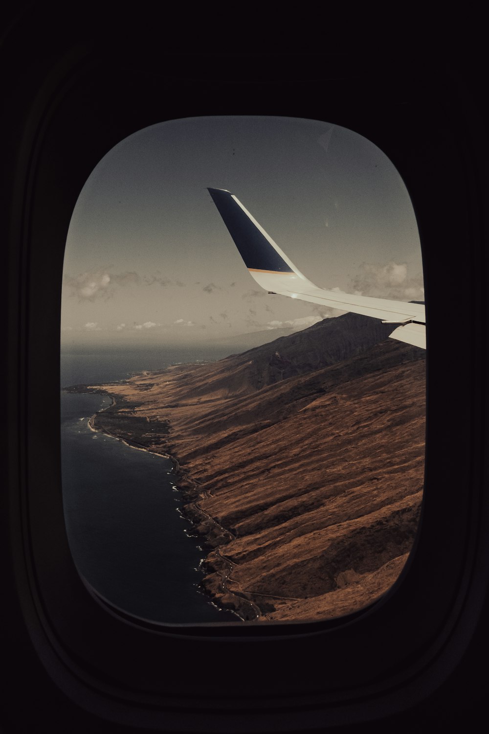 un ala de avión volando sobre un cuerpo de agua