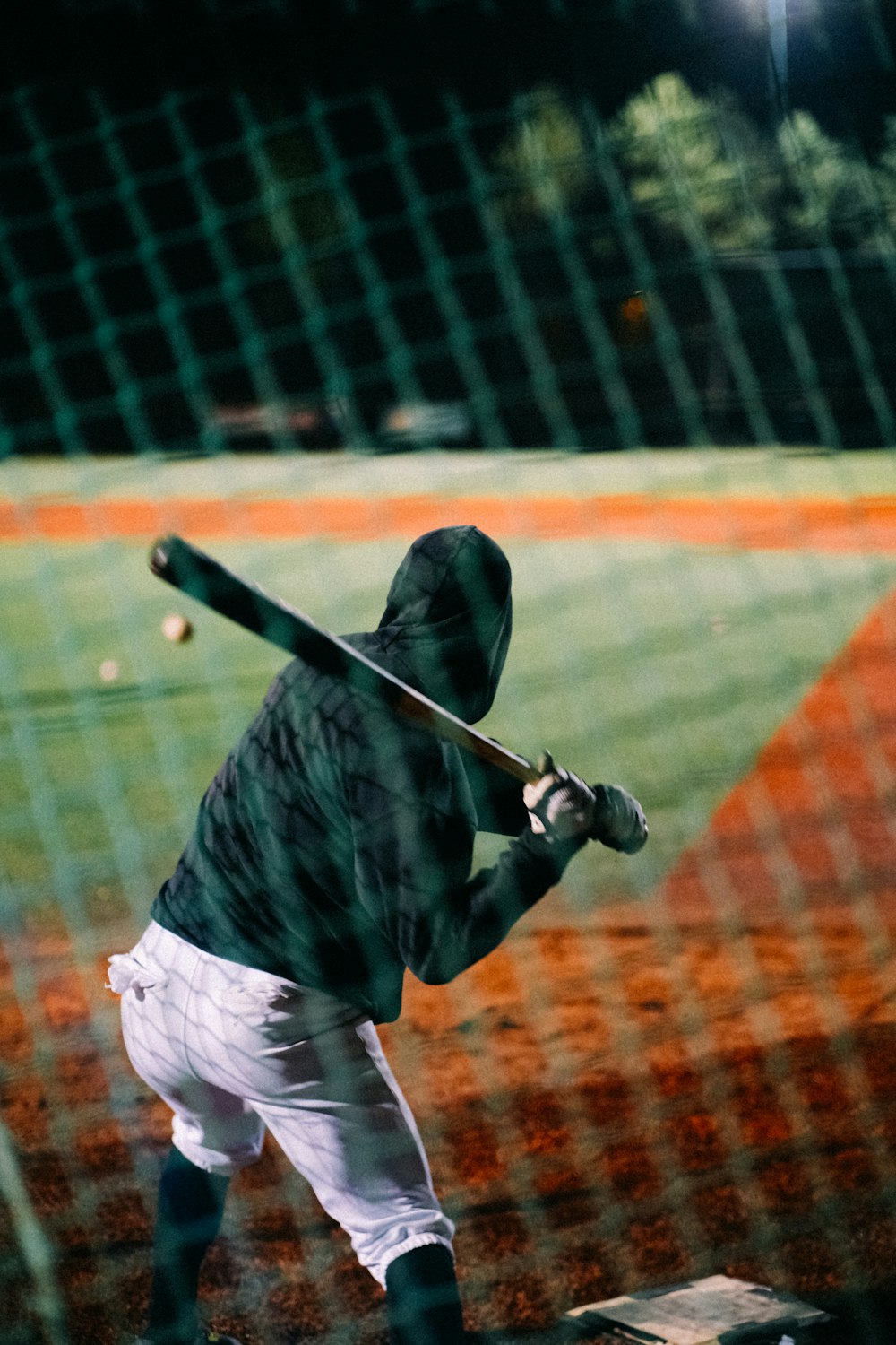Un homme tenant une batte de baseball au sommet d’un terrain