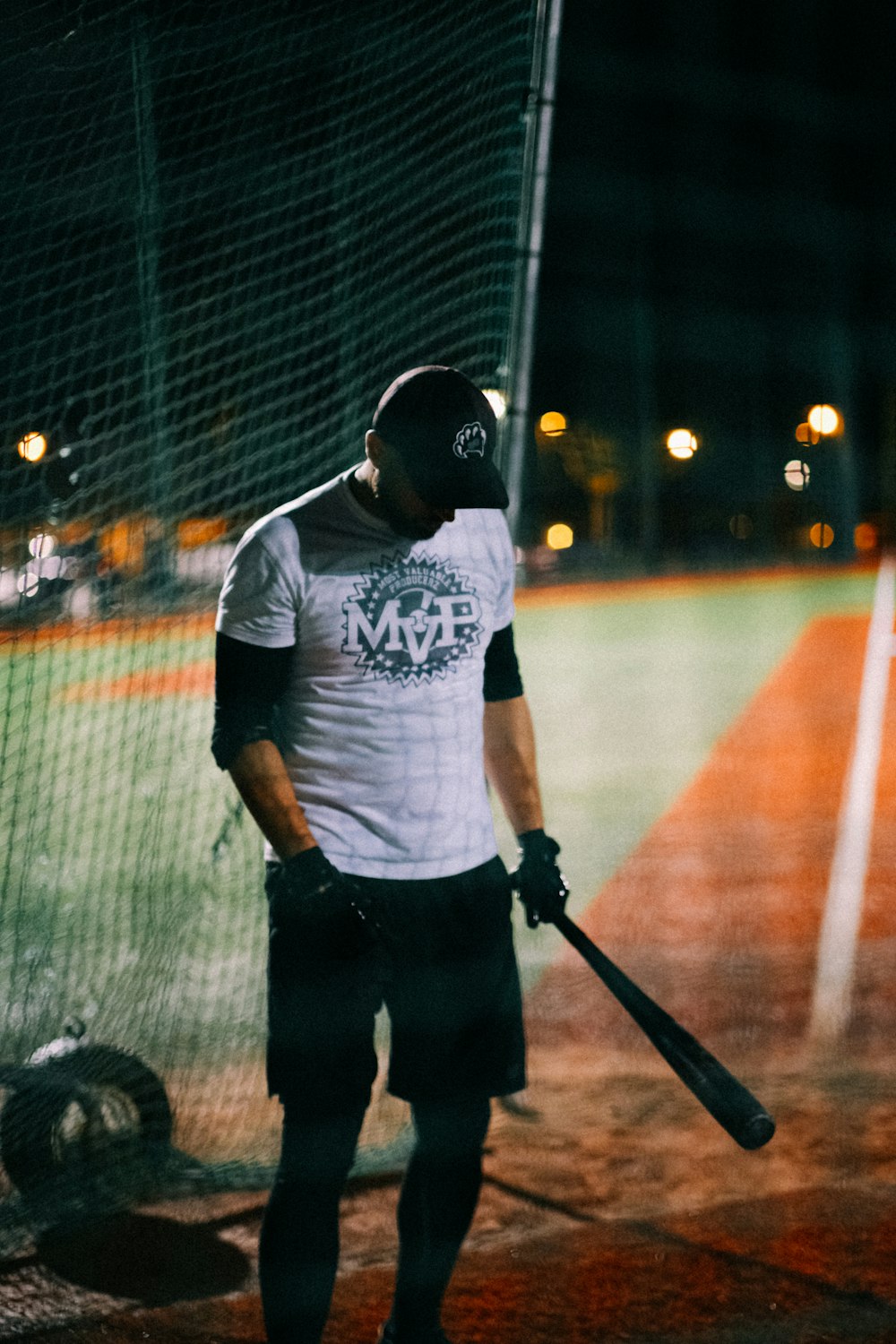 Un uomo che tiene una mazza da baseball su un campo da baseball