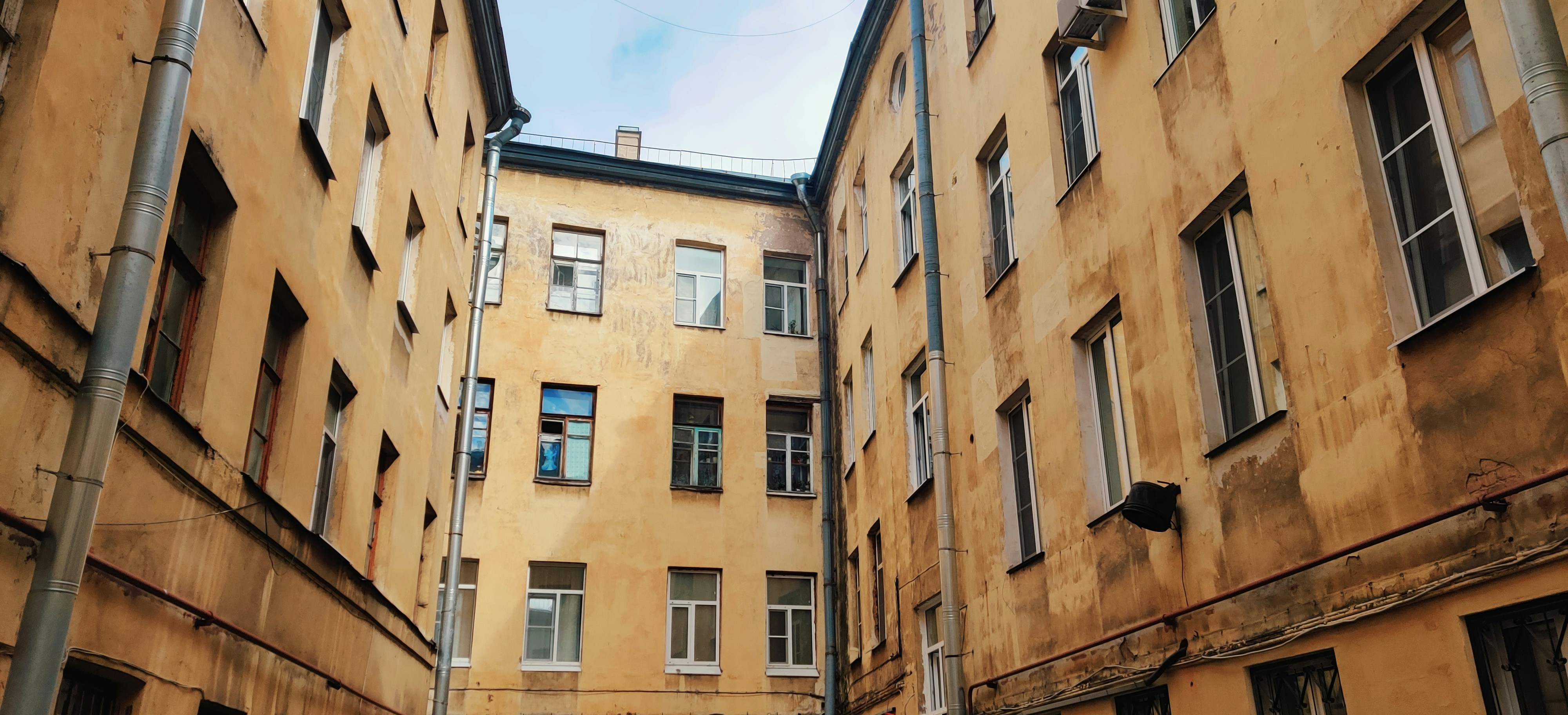 a narrow alley way between two tall buildings