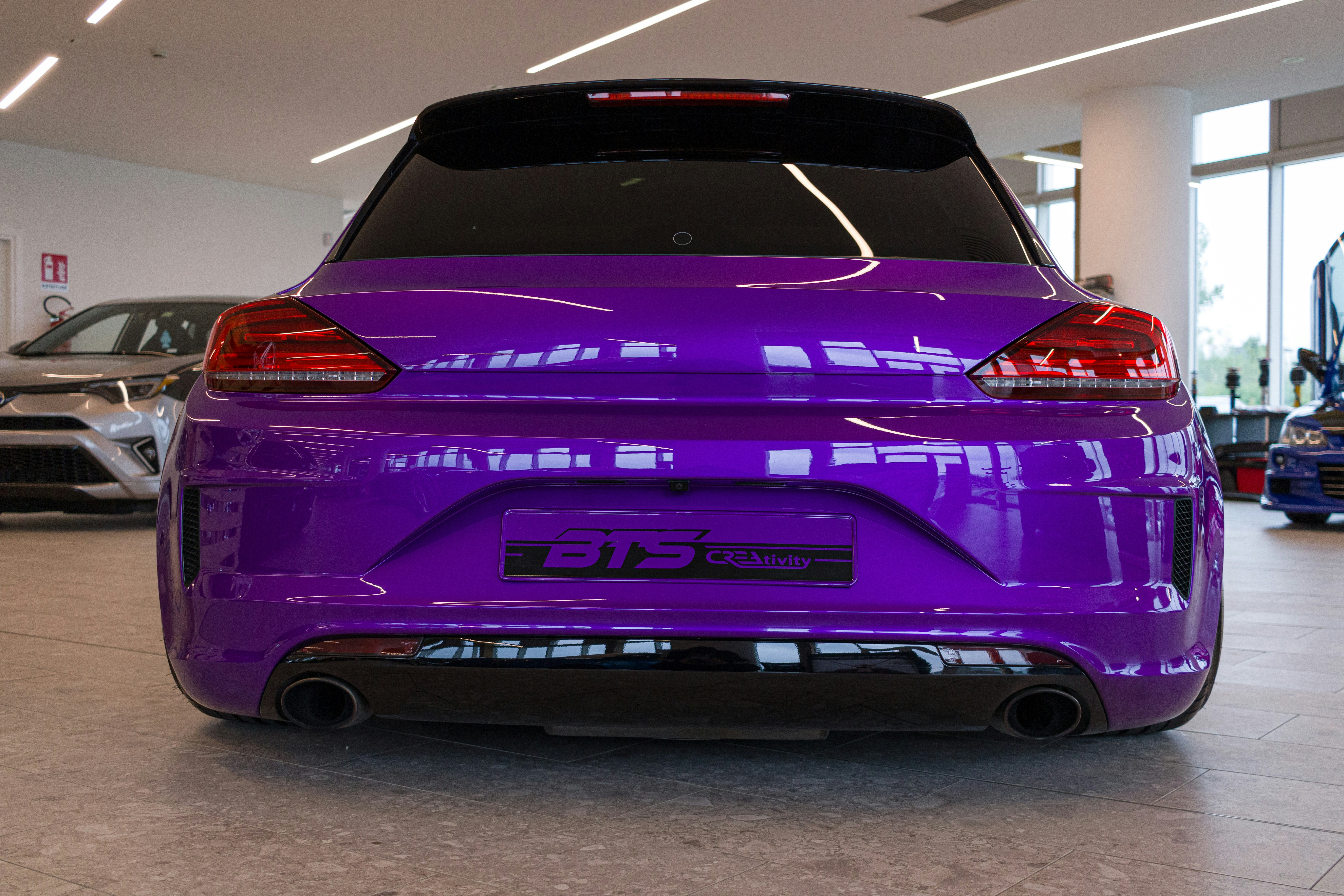 La parte trasera de un coche morado en una sala de exposición foto ...