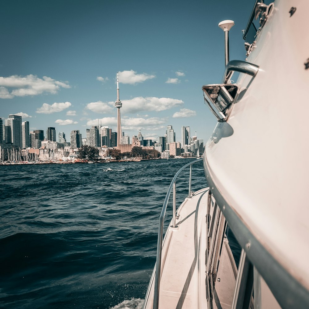 Blick auf eine Stadt von einem Boot auf dem Wasser