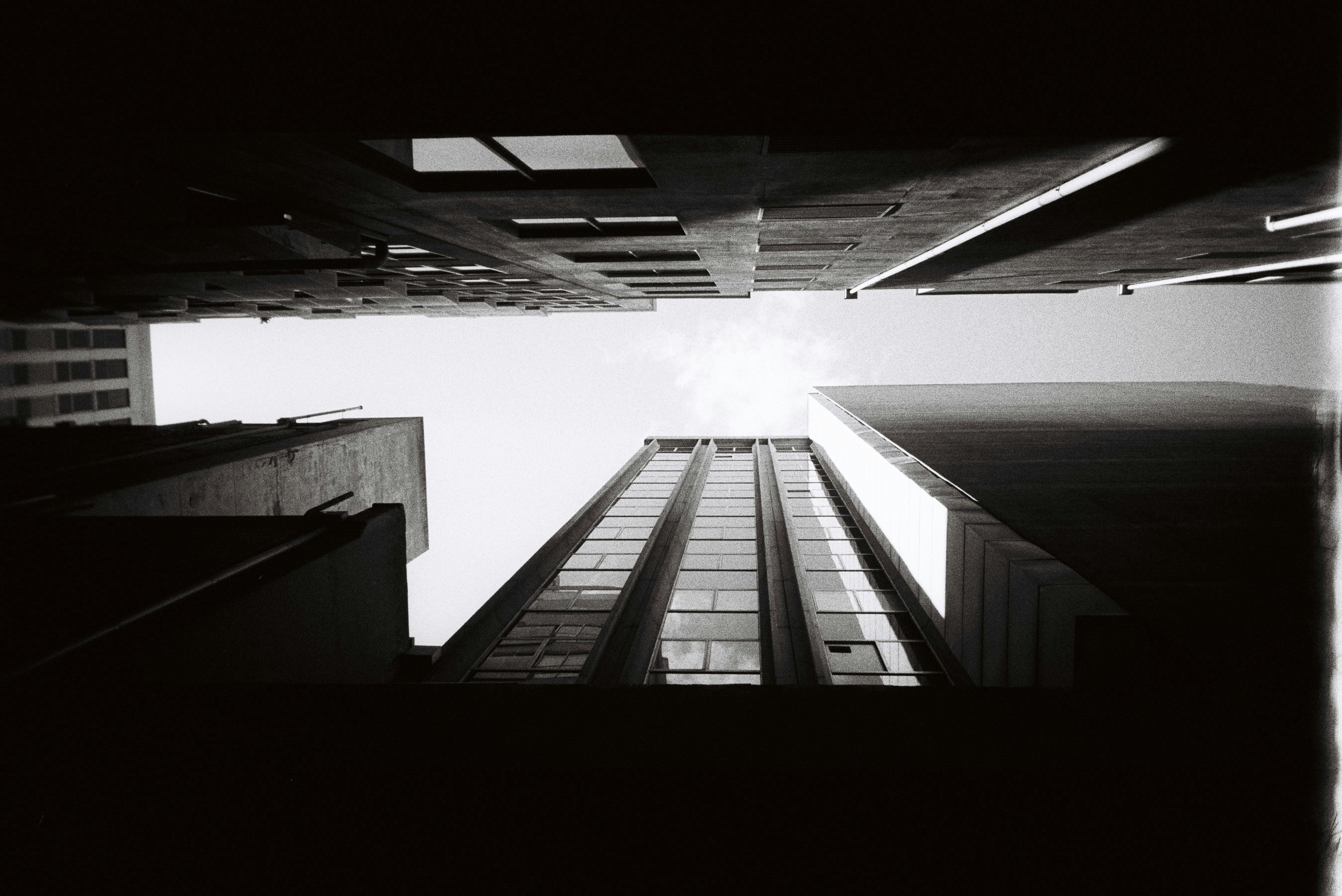 uma foto em preto e branco de edifícios altos