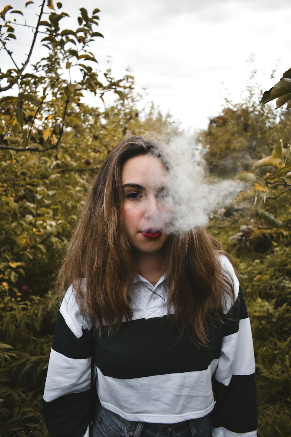 una mujer con un cigarrillo en la boca