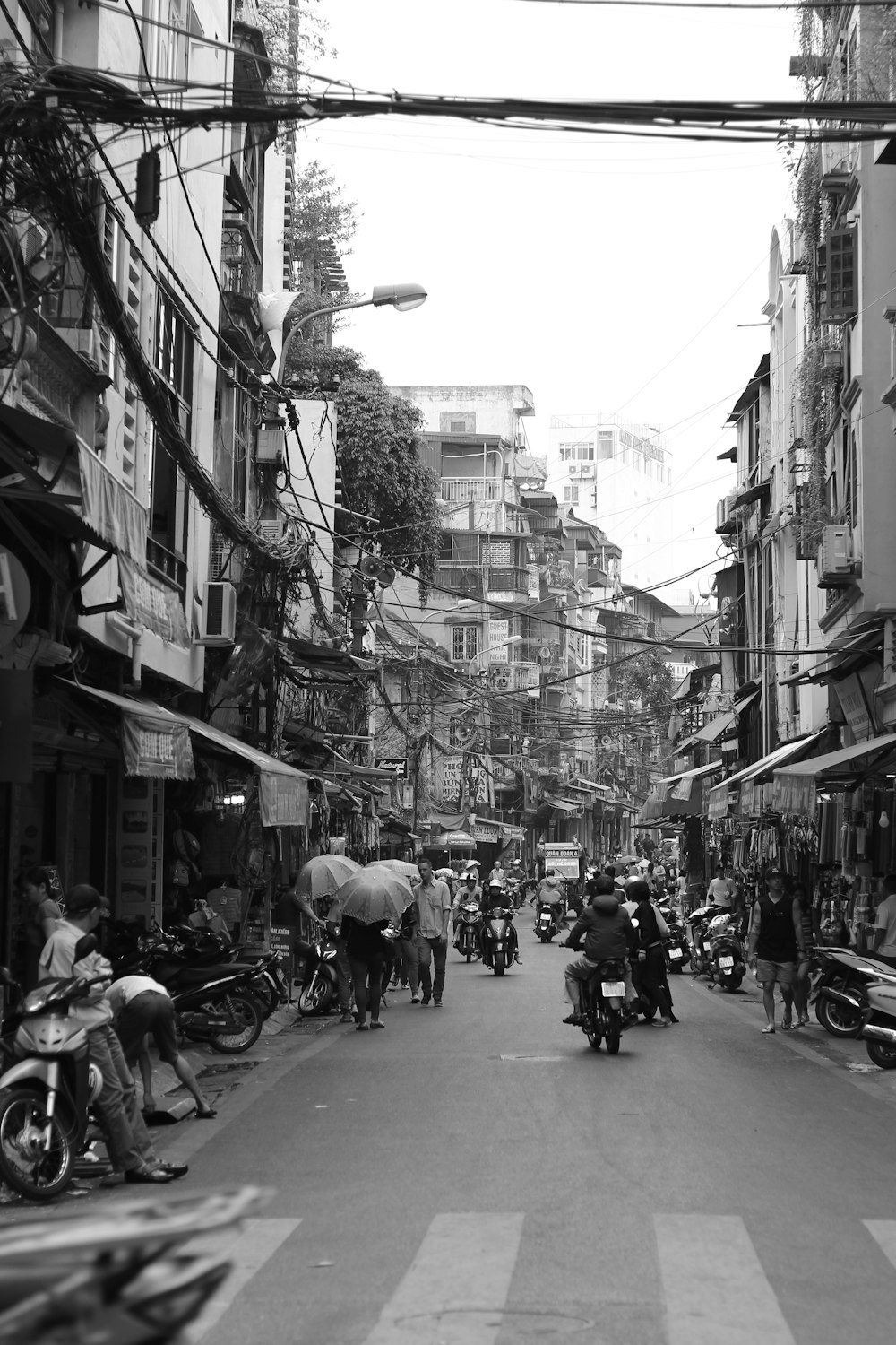 uma foto em preto e branco de uma rua da cidade