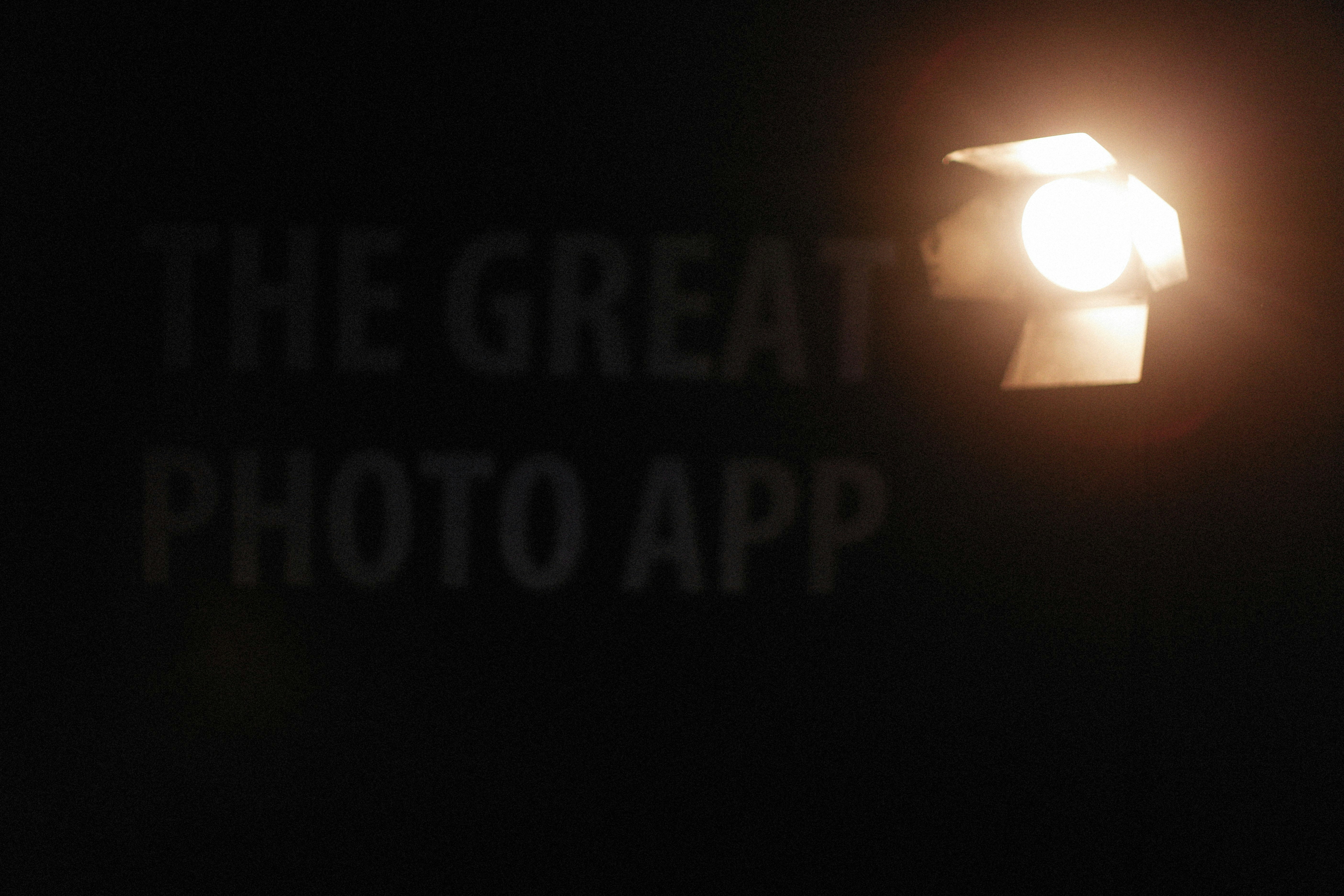 a street light with the words the great photo app on it