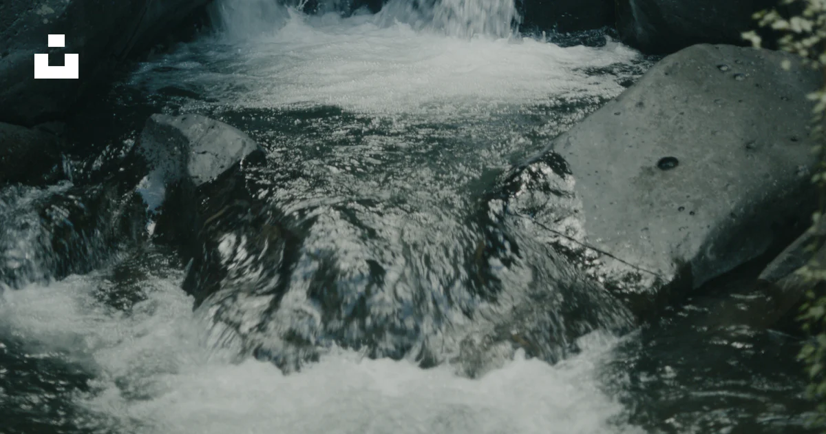 Stream Between Two Rocks A stream of water running between two large rocks photo – Free Bangli ...
