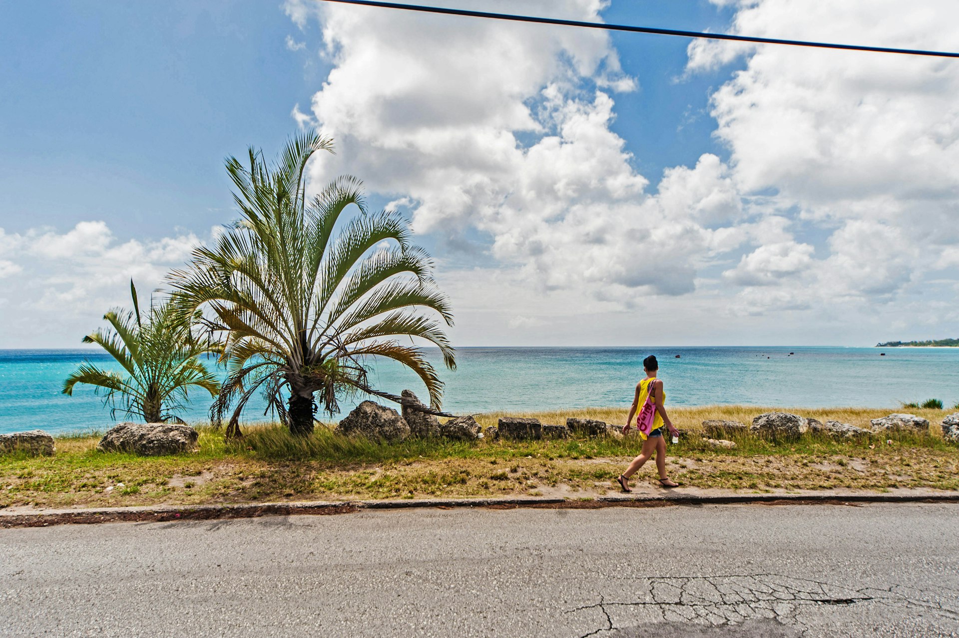 Promenade relaxante le long d une rue côtière bordée de bâtiments colorés face à la mer