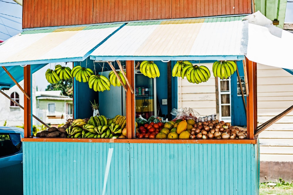 uma banca de frutas com bananas e outras frutas