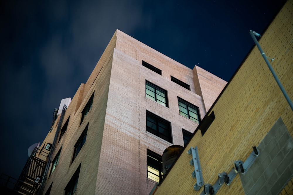 Un edificio alto de ladrillo con un fondo de cielo