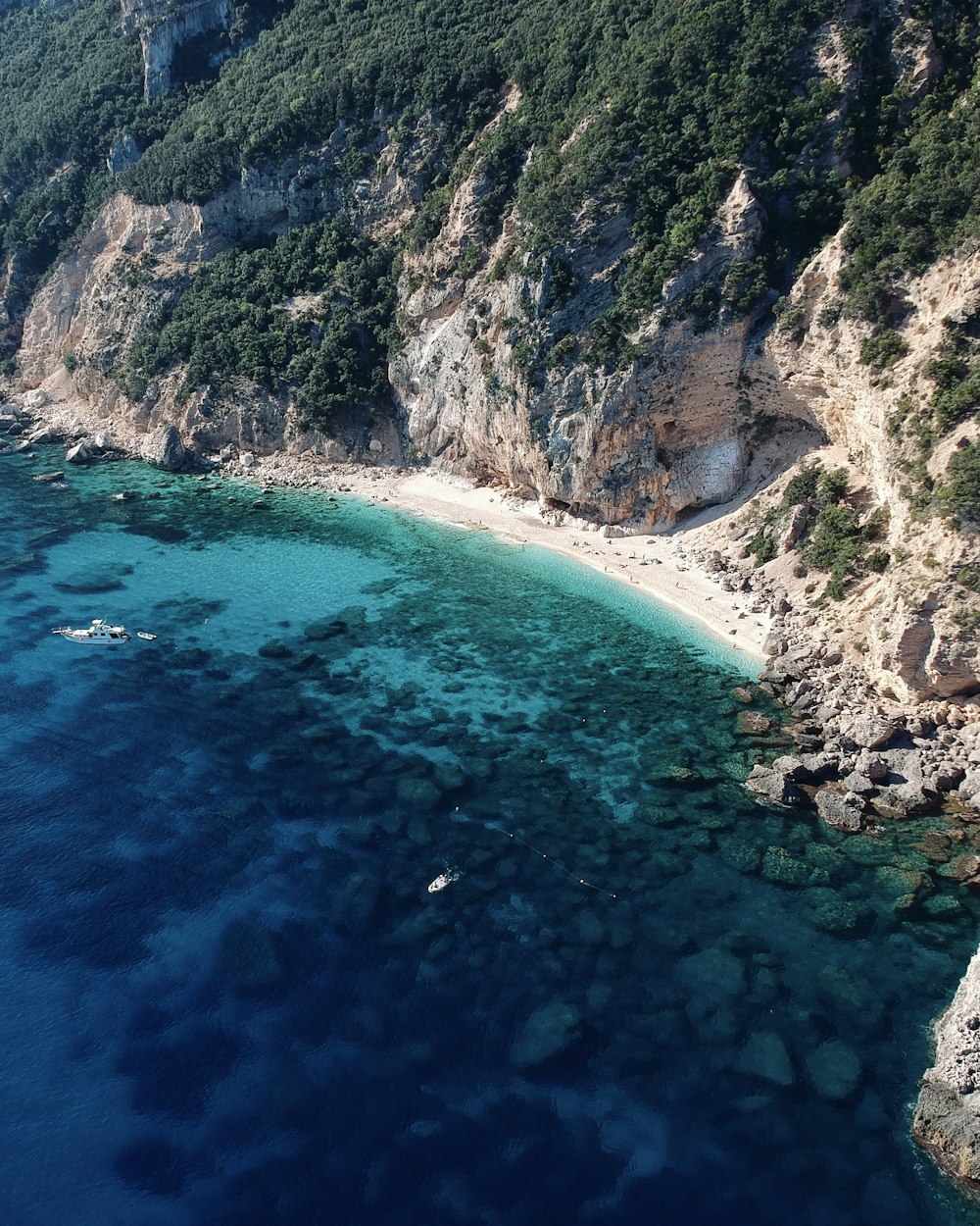 una vista aerea di una spiaggia vicino a una scogliera